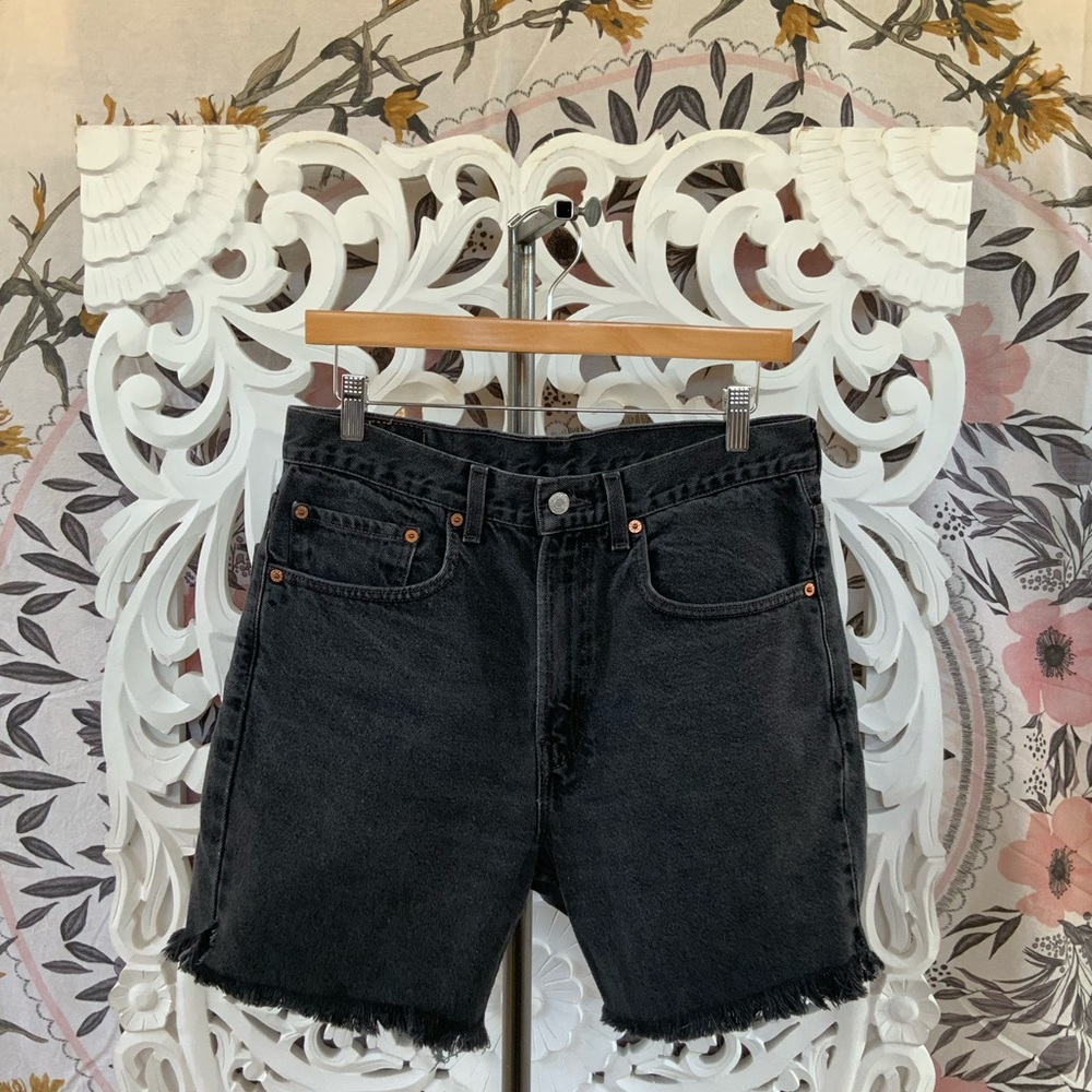 Vintage Levi’s | 505 Cut Off Shorts size 32